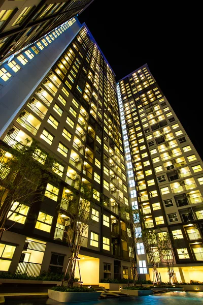 Tiempo nocturno del condominio — Foto de Stock