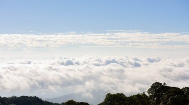 Dağlı dramatik bulutlar