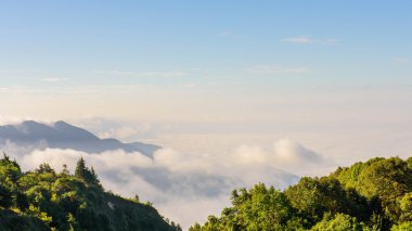Dağlı dramatik bulutlar