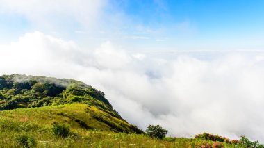 Dağlı dramatik bulutlar