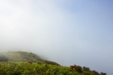 Dağlı dramatik bulutlar
