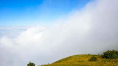 Dağlı dramatik bulutlar