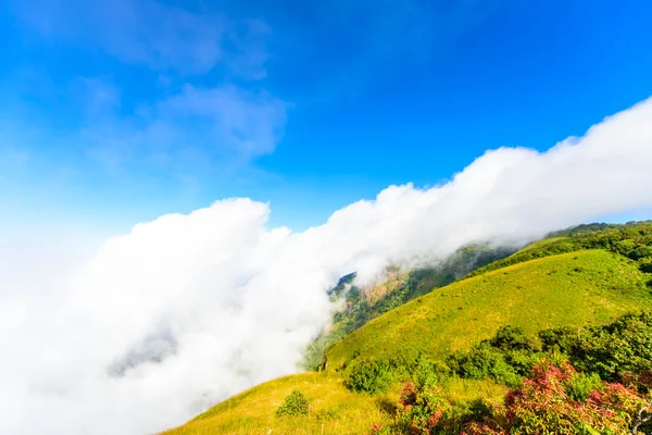 Dramáticas nubes con montaña Imagen de stock