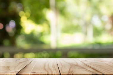 Boş tahta masa ve bulanık arkaplan