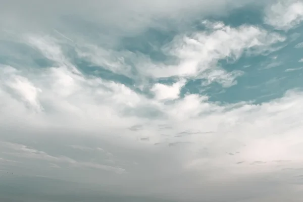 Nuages duveteux blancs dans le ciel bleu. fond bleu ciel avec de minuscules nuages — Photo