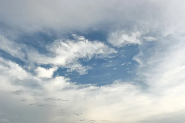 Nuages duveteux blancs dans le ciel bleu. fond bleu ciel avec de minuscules nuages — Photo