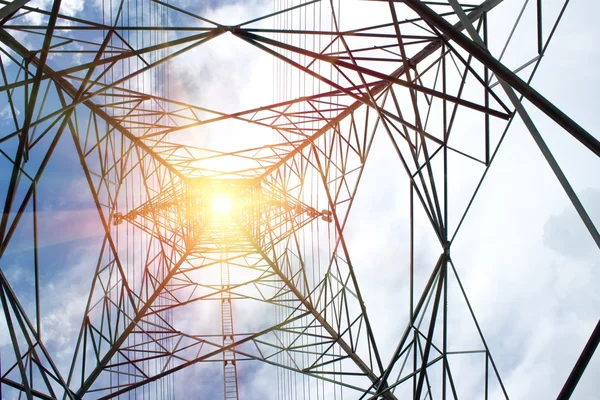 Elektryczny Tower.electricity transmisji transmisji pylon na tle błękitnego nieba o zmierzchu — Zdjęcie stockowe