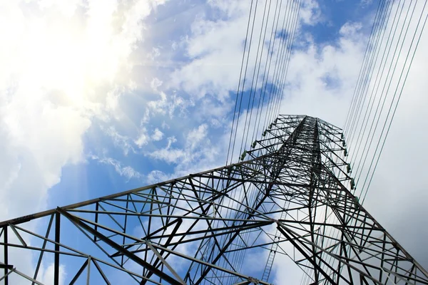 Elektrische Transmissie Tower Electricity Transmissie Pyloon Afsteekt Tegen Blauwe Hemel — Stockfoto