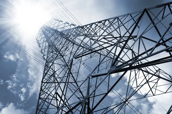 Słupy Elektryczne Przewodem Elektrycznym Linia Energetyczna Energetyczna — Zdjęcie stockowe