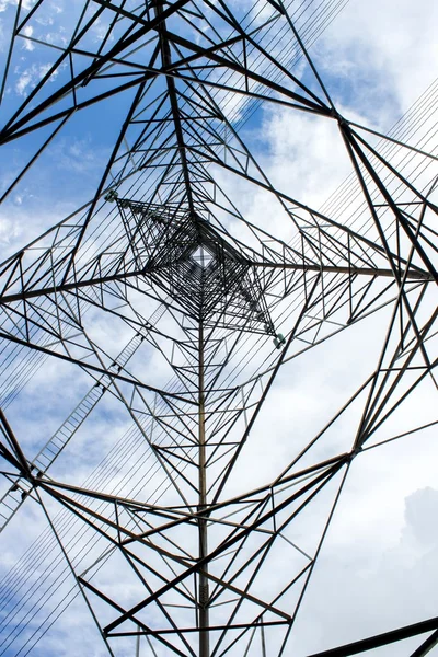 Elektrische Transmissie Tower Electricity Transmissie Pyloon Afsteekt Tegen Blauwe Hemel — Stockfoto