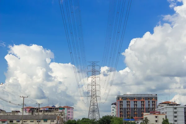 Elektrische Transmissie Tower Electricity Transmissie Pyloon Afsteekt Tegen Blauwe Hemel — Stockfoto