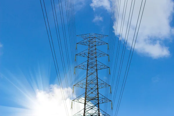 Вежа Передачі Електроенергії Пілон Передачі Електроенергії Змочений Тлі Блакитного Неба — стокове фото