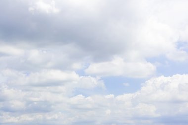 Mavi bulutlar gökyüzünde