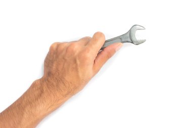 Beyaz arka plan üzerinde izole bir İngiliz anahtarı tutan el