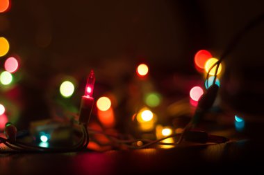 Masanın üzerinde Noel ışıkları