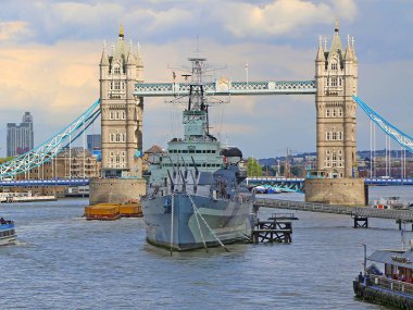Londra, İngiltere - 23 Mayıs 2016: Thames Nehri üzerindeki HMS Belfast Müze Gemisi Bir bahar günü Tower Bridge yakınlarında