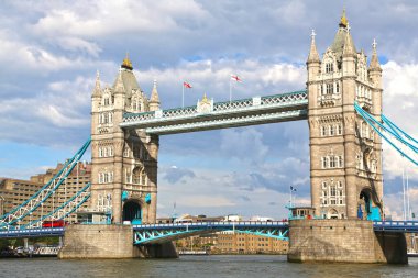 Londra, Büyük Britanya - 23 Mayıs 2016: Thames Nehri üzerindeki Kule Köprüsü bir bahar günü bulutlu mavi gökyüzüne karşı