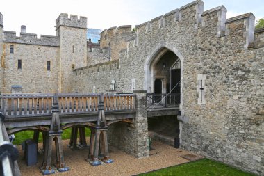 Londra, İngiltere - 23 Mayıs 2016: Thames nehrinin kıyısındaki eski kale 