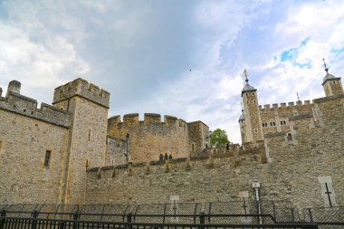 Londra, İngiltere - 23 Mayıs 2016: Thames nehrinin kıyısındaki eski kale 
