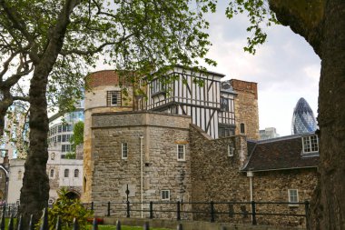 Londra, İngiltere - 23 Mayıs 2016: Thames nehrinin kıyısındaki eski kale 