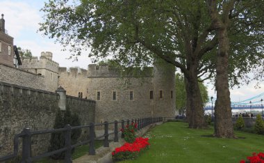 Londra, İngiltere - 23 Mayıs 2016: Thames nehrinin kıyısındaki eski kale 