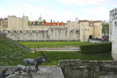Londra, İngiltere - 23 Mayıs 2016: Thames nehrinin kıyısındaki eski kale ve işkence çukuru
