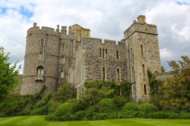 Windsor, İngiltere - 25 Mayıs 2016: Windsor Kalesi, Kral III. Henry Kulesi ve Sakson Kulesi.