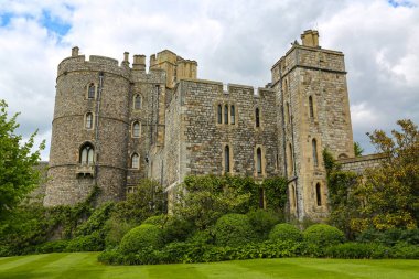 Windsor, İngiltere - 25 Mayıs 2016: Windsor Kalesi, Kral III. Henry Kulesi ve Sakson Kulesi.