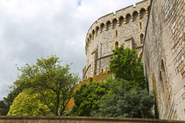 Windsor, İngiltere - 25 Mayıs 2016: Windsor Kalesi, Windsor Kalesi, Bir bahar günü Yuvarlak Kule.