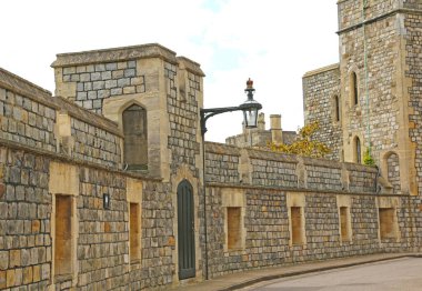 Windsor, İngiltere - 25 Mayıs 2016: Windsor Kalesi, Kral III. Henry Kulesi ve Sakson Kulesi.