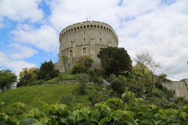Windsor, İngiltere - 25 Mayıs 2016: Windsor Kalesi, Windsor Kalesi, Bir bahar günü Yuvarlak Kule.