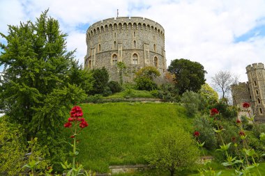 Windsor, İngiltere - 25 Mayıs 2016: Windsor Kalesi, Windsor Kalesi, Bir bahar günü Yuvarlak Kule.