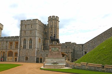 Windsor, İngiltere - 25 Mayıs 2016: Windsor Kalesi, Kral II. Charles 'ın Binicilik heykeli, heykeltıraş Gibbons