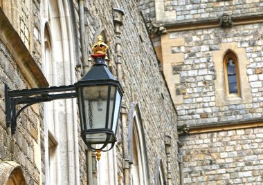 Windsor Kalesi 'nde taş bir duvarda klasik İngiliz sokak lambası.