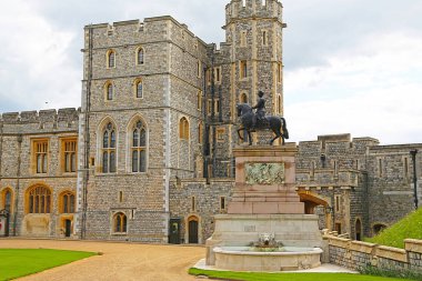 Windsor, İngiltere - 25 Mayıs 2016: Windsor Kalesi, Kral II. Charles 'ın Binicilik heykeli, heykeltıraş Gibbons