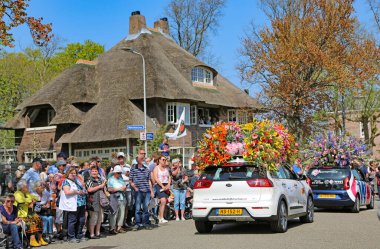 Sassenheim, Hollanda - 21 Nisan 2018 Bloemencorso Bollenstreek Geleneksel Halk Bayramı