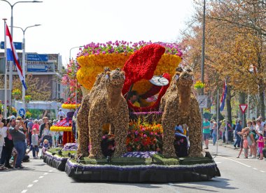 Sassenheim, Hollanda - 21 Nisan 2018 Bloemencorso Bollenstreek Geleneksel Halk Bayramı