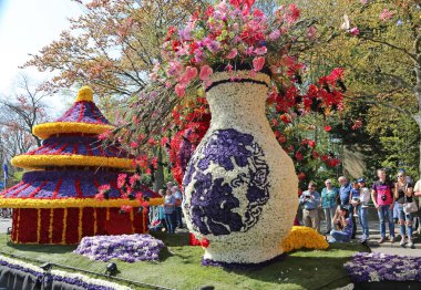 Sassenheim, Hollanda - 21 Nisan 2018 Bloemencorso Bollenstreek Geleneksel Halk Bayramı