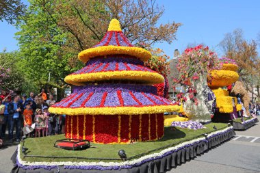 Sassenheim, Hollanda - 21 Nisan 2018 Bloemencorso Bollenstreek Geleneksel Halk Bayramı