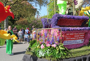 Sassenheim, Hollanda - 21 Nisan 2018 Bloemencorso Bollenstreek Geleneksel Halk Bayramı