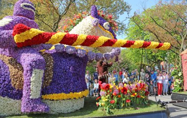 Sassenheim, Hollanda - 21 Nisan 2018 Bloemencorso Bollenstreek Geleneksel Halk Bayramı