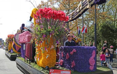 Sassenheim, Hollanda - 21 Nisan 2018 Bloemencorso Bollenstreek Geleneksel Halk Bayramı