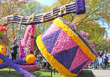 Sassenheim, Hollanda - 21 Nisan 2018 Bloemencorso Bollenstreek Geleneksel Halk Bayramı