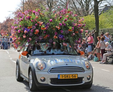 Sassenheim, Hollanda - 21 Nisan 2018 Bloemencorso Bollenstreek Geleneksel Halk Bayramı