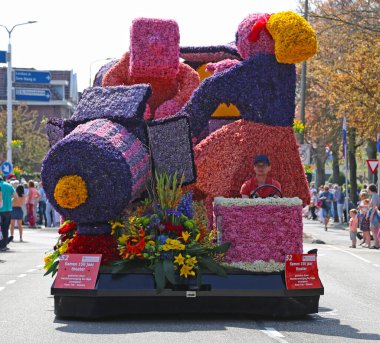 Sassenheim, Hollanda - 21 Nisan 2018 Bloemencorso Bollenstreek Geleneksel Halk Bayramı