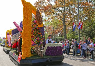 Sassenheim, Hollanda - 21 Nisan 2018 Bloemencorso Bollenstreek Geleneksel Halk Bayramı