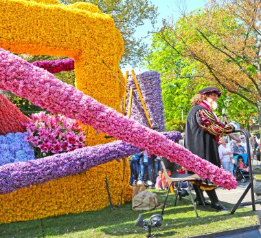 Sassenheim, Hollanda - 21 Nisan 2018 Bloemencorso Bollenstreek Geleneksel Halk Bayramı