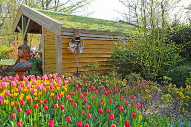 Lisse, Hollanda - 21 Nisan 2018: Keukenhof bahçeleri ve güzel çiçek yatakları.