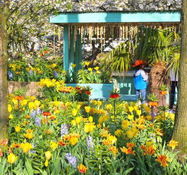 Lisse, Hollanda - 21 Nisan 2018: Keukenhof bahçeleri ve güzel çiçek yatakları.