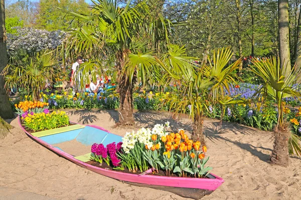 Lisse, Hollanda - 21 Nisan 2018: Keukenhof bahçeleri ve güzel çiçek yatakları.